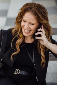 la secrétaire échange avec son client pour connaître ses besoins.