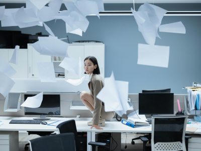 La cheffe d'entreprise est débordée.
